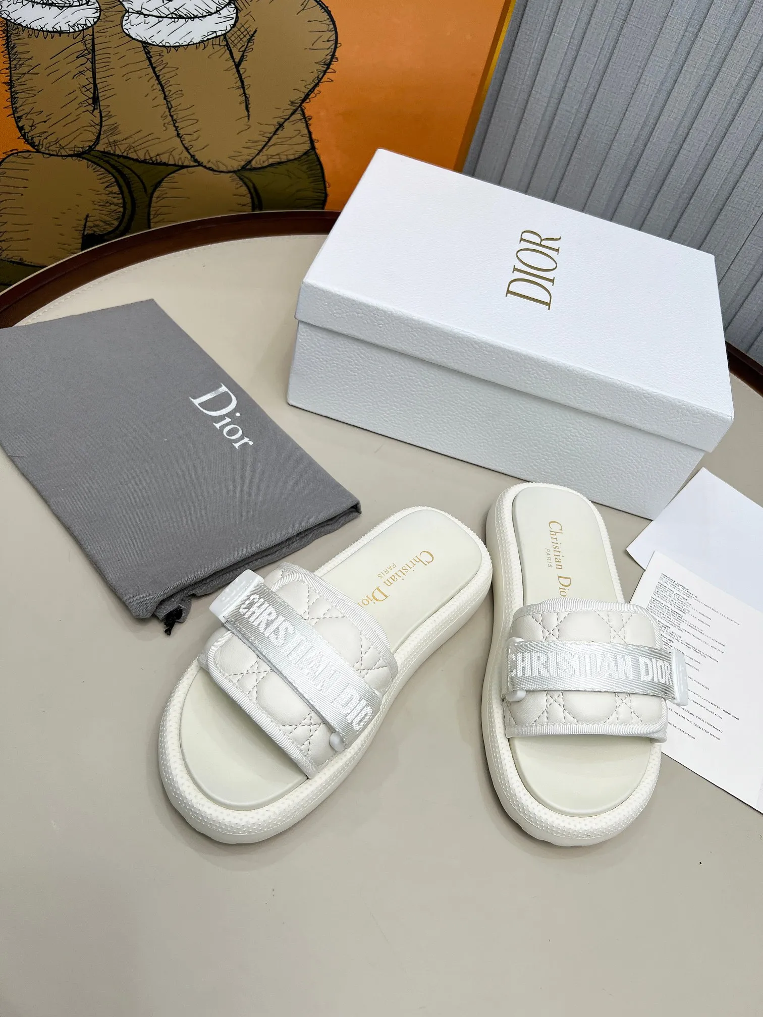👟👟Ex-factory price 420👟👟 Dior Dior high version slippers, 👏👏2025 new classic model 🔥purchasing level qualityhot-selling thick-soled slippers in foreign counters💋———————————— Upper➕Inner: Original customized special electric embroidery material, Sole: Original mold 1.1 (lightweight) Bottom thickness: heel 5cm, forefoot 3cm, size 35-40 (with full set of packaging, cloth bag handbag, card instructions). You are welcome to place an order in advance, first come first served. Win-win cooperation.